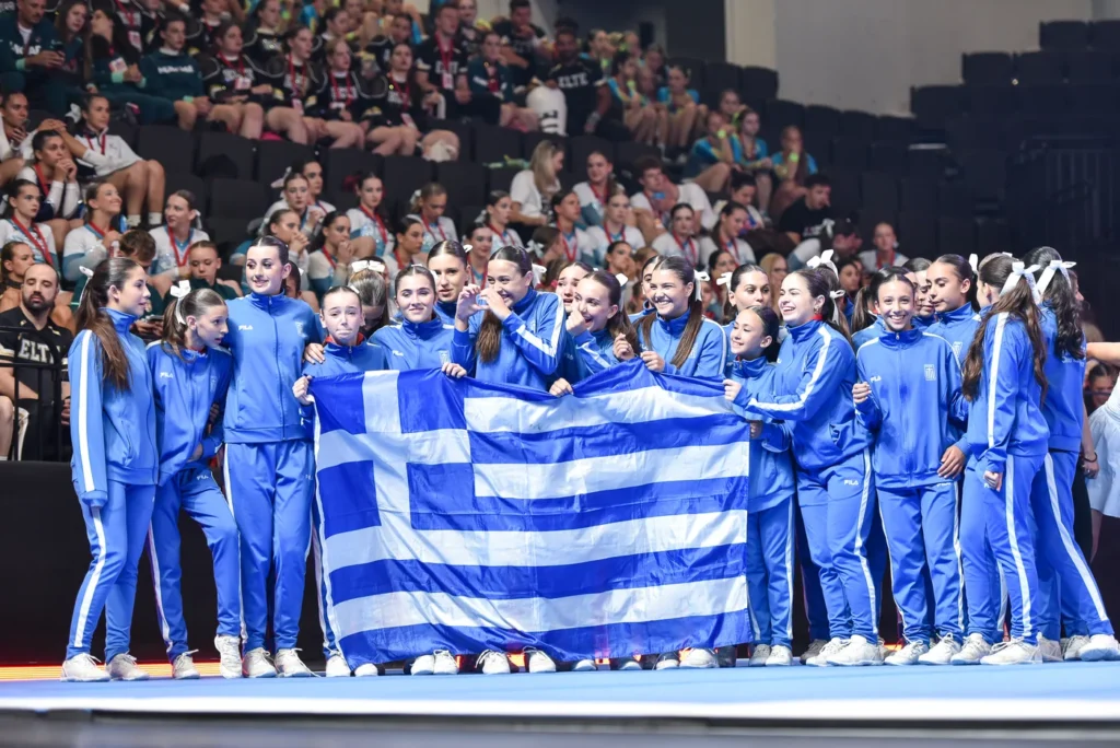 Αθλητές του Ελληνικού Αστεριού με την ελληνική σημαία μετά τη νίκη